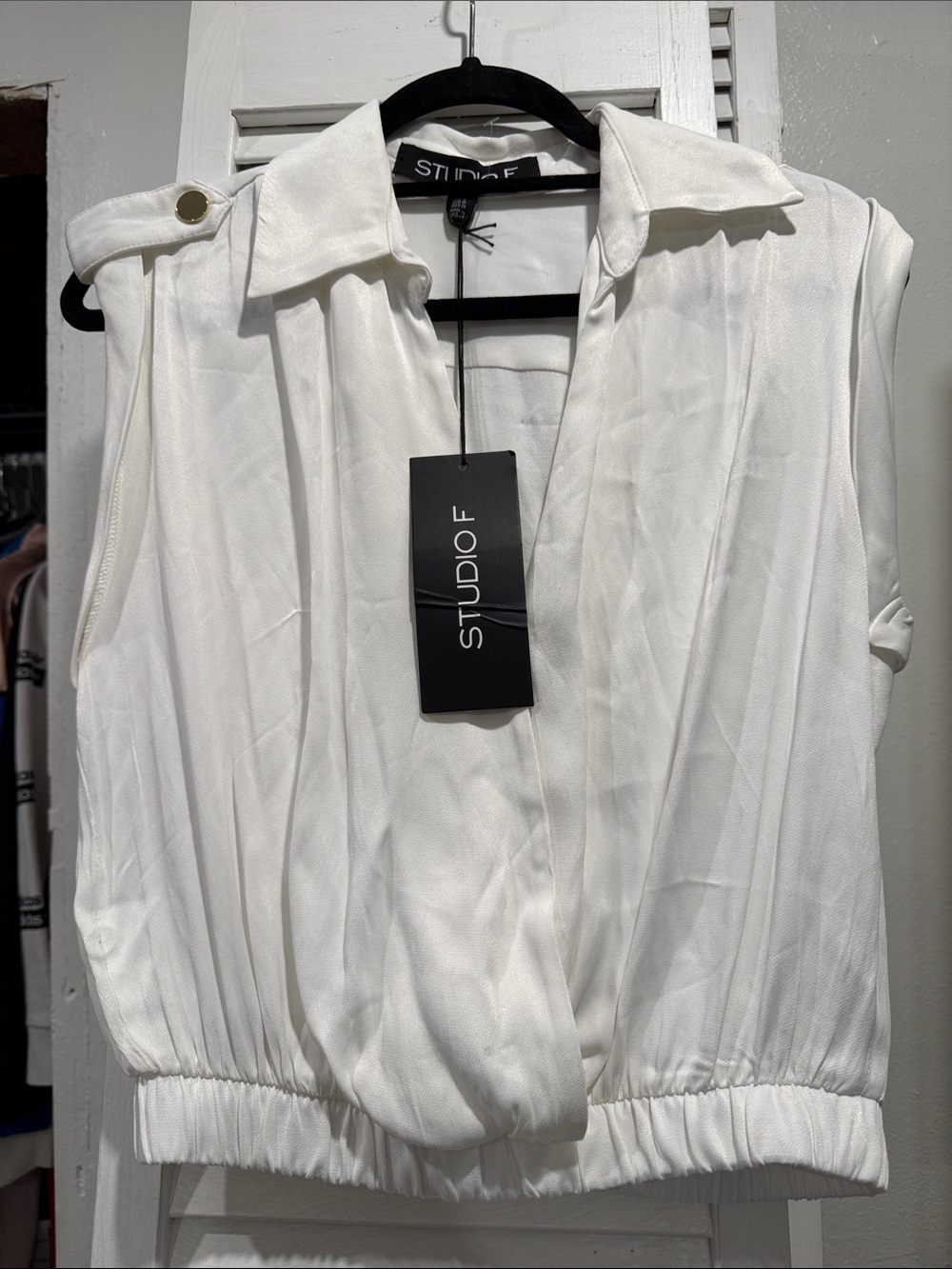 Studio F White Sleeveless Pleated V-Neck Blouse - Picture 2 of 9